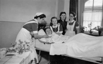 835063 Afbeelding van enkele verpleegkundigen van het Stads- en Academisch Ziekenhuis (Catharijnesingel 101) te Utrecht.